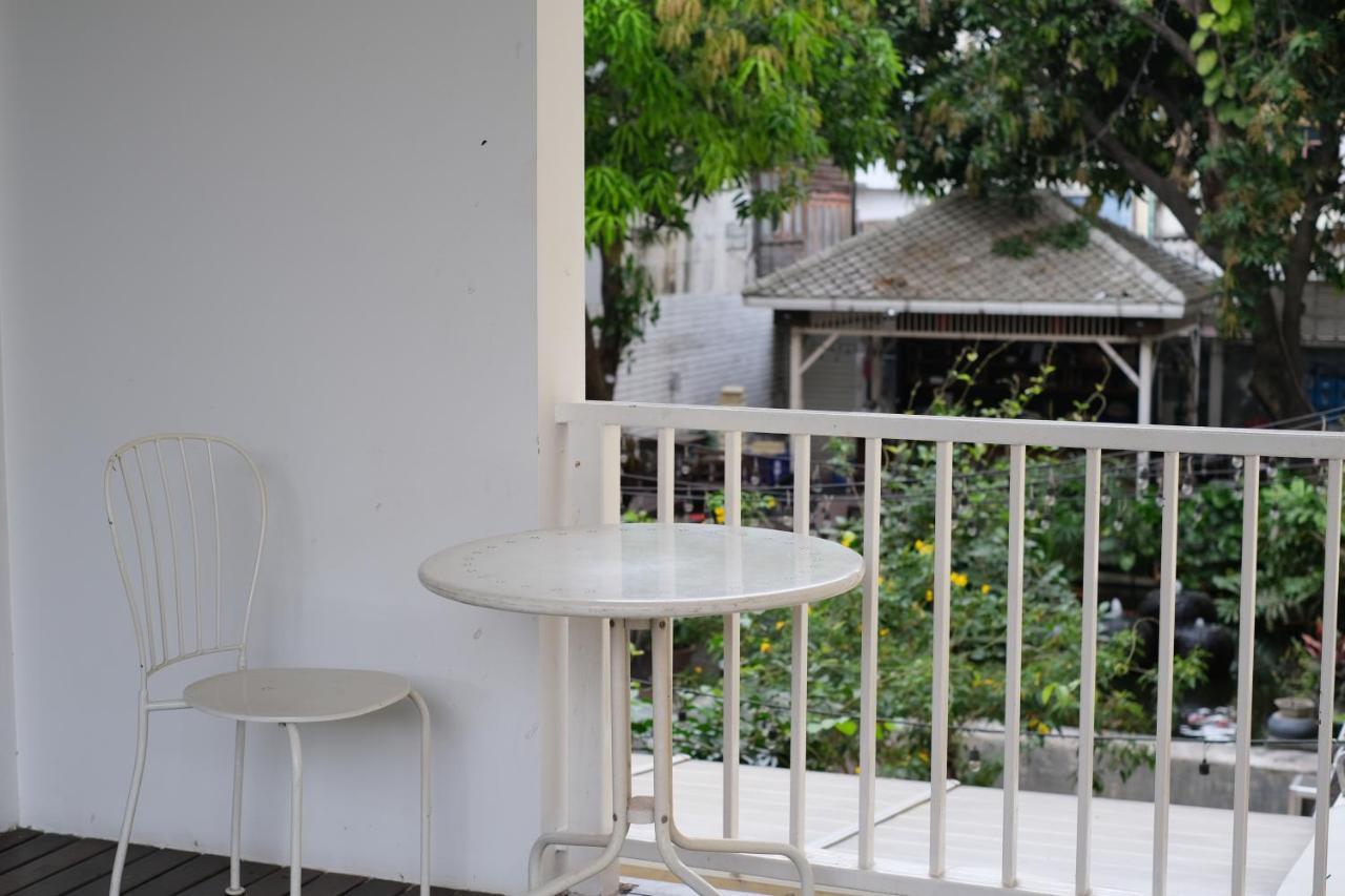 Feung Nakorn Balcony Rooms And Cafe Бангкок Экстерьер фото